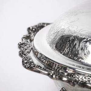 Cacerola Clásica con Acabado Plateado y Tapa Decorativa, Ideal para Servir Comida Caliente y Presentación de Alimentos en Ocasiones Especiales - Product Image 4