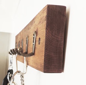 Organizador de Llaves de Pared de Madera de Acacia de Lujo en Oferta, con Ganchos Resistentes y Diseño Moderno Minimalista, Disponible al Mejor Precio - Product Image 1