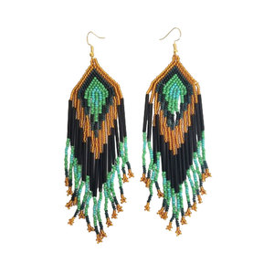 Gran fabricante indio que vende pendientes de cuentas de tubo largo con borlas negras y doradas de calidad incomparable para uso informal y al aire libre - Product Image 1