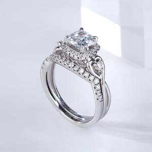 Ensemble de bagues en argent sterling de haute qualité avec coupe halo et coussin Jeulia - Product Image 5