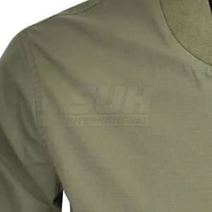 แจ็คเก็ตบอมเบอร์ผู้ชายสำหรับฤดูหนาว น้ำหนักเบา คุณภาพพรีเมียม ระบายอากาศได้ดี เป็นมิตรกับสิ่งแวดล้อม ปกตั้ง ซิปเต็มตัว สีพื้น พร้อมโลโก้ด้านหน้า - Product Image 3