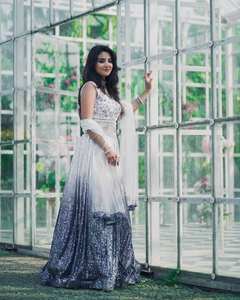 Ensemble Lehenga Choli de luxe pour femmes de qualité exceptionnelle avec broderie à la main, jupe évasée et dupatta disponible à prix d'exportation - Product Image 3