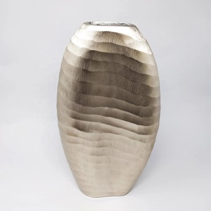 Vase de table en métal, design dernier cri, en aluminium coulé - Product Image 5