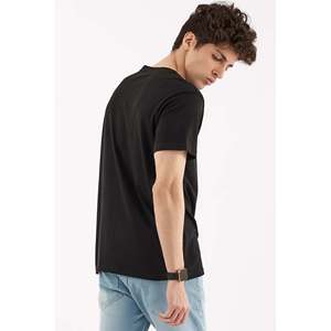 Camiseta negra con bolsillos para hombre - Product Image 1