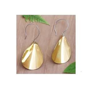 Pendientes de latón llamativos y hermosos para mujer con formas grandes y detalles grabados perfectos para piezas de moda llamativas - Product Image 3