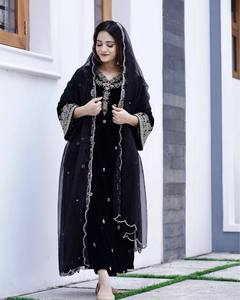Terciopelo de viscosa de color negro con trabajo de secuencia de bordado con pantalón de manga de campana elegante conjunto Dupatta colección de ropa de invierno - Product Image 1