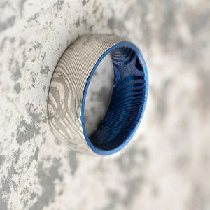 Anillos personalizables de acero de Damasco de 6mm con madera en el interior, joyería de aniversario de poder Manual a la venta - Product Image 5