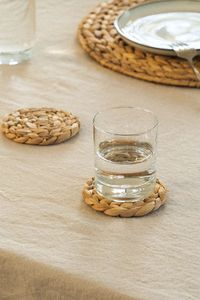 Elegante posavasos redondo de ratán, ideal para servir té, café o bebidas frías, mientras que la estética de la mesa de comedor con estilo - Product Image 6