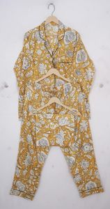 Ensemble de nuit en coton fleuri avec pochette moutarde 3 pièces imprimé ensemble de vêtements de détente chemise pantalon et pochette Rêves botaniques - Product Image 4