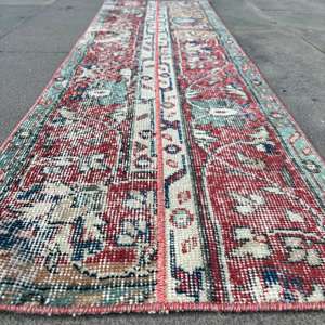Alfombra Turca de 1.4x5.1 pies, Alfombra Vintage, Alfombra de Lana con Parches Rojos y Azules - Product Image 5