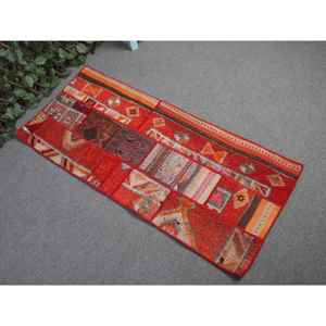 Alfombra Vintage de 1.8x4.2 pies, Alfombra Turca, Alfombra Roja con Diseño Floral de Lana - Product Image 1