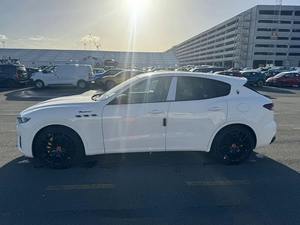 Muy buen Usado 2022 Maseratiiii Levante Modena S AWD 3.0L Twin Turbo Gas 8 Velocidades AT 430bhp usado - Product Image 2