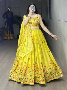 Hilo bordado de tela Chinon amarillo de diseñador de lujo y trabajo de secuencia Lehenga Choli étnico para ropa de fiesta - Product Image 2