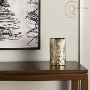 Vase de table en métal minimaliste et élégant pour les maisons, les bureaux et les cafés modernes, offrant une durabilité longue durée - Product Image 1