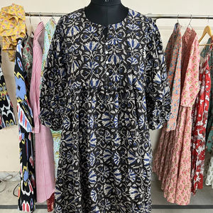 เดรสผ้าฝ้ายของผู้หญิงอินเดียเดรสพิมพ์ลายดอกไม้ปักลำลองความยาวของแม็กซี่พร้อมพู่ตกแต่งแฟชั่นที่ยั่งยืน - Product Image 1