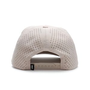 Gorra de Golf Transpirable e Impermeable de 5 Paneles con Cierre a Presión, Logotipo Personalizado en PVC y Orificios Cortados con Láser - Product Image 5