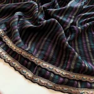 Sari de Georgette de Viscosa Pura VASTRA COTTAGE con Tejido Zari, Teñido a Mano, Color Único, Contraste de Satén de Seda, Blusa de Diseño con Costuras - Product Image 3