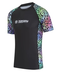 Rashguard à manches courtes imprimé par transfert thermique, ne se fissure pas, ne se décolore pas, ne se détache pas, respirabilité accrue, écologique, 100% polyester, UPF50+ - Product Image 2