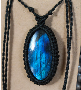 เครื่องประดับอัญมณีรูปวงรีทำจากคริสตัลธรรมชาติหลายชิ้นพร้อมลูกปัดทองเหลืองขนาดเล็กสร้อยคอ macrame ของขวัญแบบปรับได้ - Product Image 2