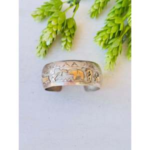 Bracelet manchette vintage Navajo en argent sterling plaqué or 12 carats, motif raconteur d'histoires, accessoire de mode - Product Image 1