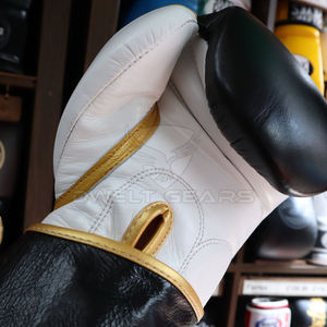 Gants de boxe professionnels personnalisés et confortables avec évacuation de l'humidité et sangle de poignet réglable en cuir pour l'entraînement au combat - Product Image 2