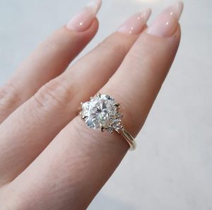 Bague de fiançailles en diamant ovale cultivé en laboratoire IGI pour femme, 2,20 CTW, avec placage en rhodium, pour mariage et soirée - Product Image 2