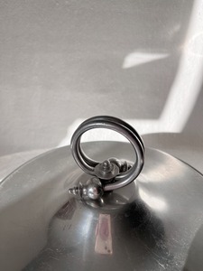 Casserole en métal classique aspect argent avec couvercle à anneau pour table à manger traditionnelle et buffet, utilisation de service en provenance d'Inde - Product Image 2