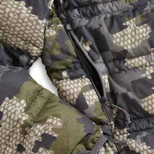 Chaqueta acolchada personalizada para hombre con aislamiento de calidad con estampado de camuflaje cálido para la caza de invierno - Product Image 4