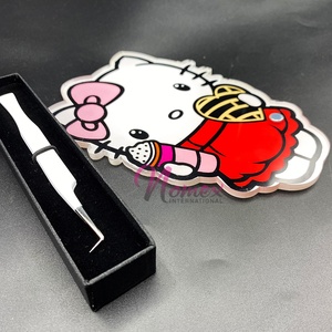 Carreaux de cils de chaton mignon avec pince à cils tenant un aimant carreaux de cils en acrylique chaton tenant de la crème glacée durable - Product Image 2