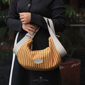 Sac à main traditionnel à rayures artisanales avec garniture en cuir noir de qualité supérieure et design à double sangle par Djoen Leather - Product Image 6