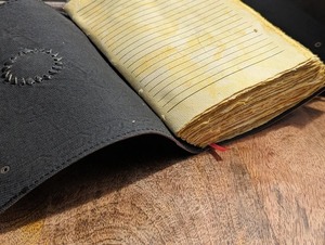 Diario de cuero de pentagrama grueso de 10 "x 7" - Product Image 2