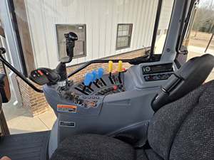 Tracteur à roues M7-172, 168 CV, 4 roues motrices, agriculture de précision avec moteur de performance supérieure et transmission par engrenages, garantie de 2 ans - Product Image 6