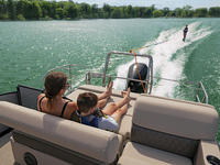 Ponton à cadre en aluminium de luxe entièrement assemblé Mini bateau à rames solaire pour fête Péniche de luxe bon marché personnalisée Pontons flottants