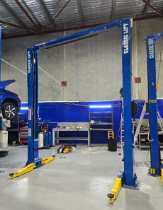 ลิฟท์ยกรถแบบสองเสา Challenger โครงสีน้ำเงิน แขนสีเหลือง สำหรับใช้ในโรงรถ - Product Image 3
