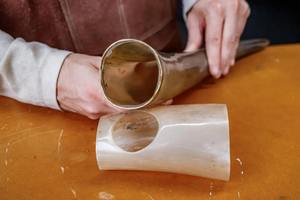 Klaxon à boire brillant avec support et étui en cuir Klaxon à boire authentique direct d'usine pour la bière - Product Image 2