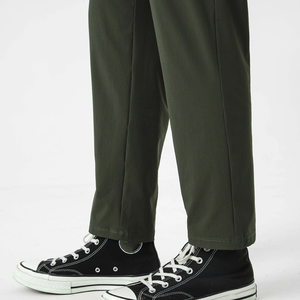 กางเกงผ้าแคนวาสเอวกลางลำลองสำหรับผู้ชาย OEM กางเกงทรงดินสอผ้ายืดน้ำหนักเบาสไตล์สปอร์ตพร้อมกระเป๋ารูดและซิปด้านหลัง - Product Image 4