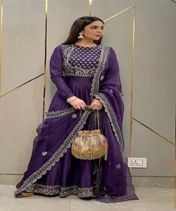 Fusion de mode: Style pakistanais Salwar Kameez - Fusion de styles traditionnels et modernes, créant une mode chic et élégante - Product Image 5