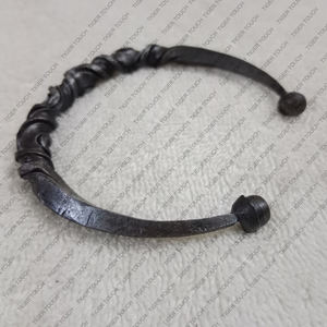 Pulsera de hierro Torc celta Medieval forjada a mano, pulsera de metal trenzado respetuoso con el medio ambiente - Product Image 3