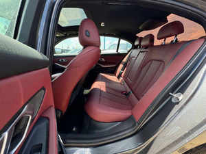 Voiture de sport 3 Series certifiée 2024, faible kilométrage, sièges en cuir, toit ouvrant panoramique, caméra arrière 360°, 400+ ch, état impeccable - Product Image 3