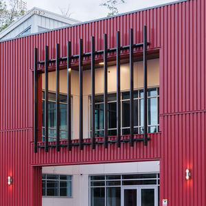 Revêtement mural <span class=keywords><strong>vertical</strong></span> léger et moderne GAJ, panneaux muraux extérieurs en aluminium rainuré ignifuge de 0,8 mm, revêtement PVDF - Product Image 1