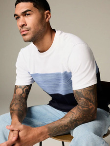 T-shirt de style urbain pour hommes Fournisseur de vêtements de mode personnalisés pour une tenue quotidienne confortable et des commandes en gros - Product Image 4