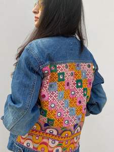 แจ็คเก็ตยีนส์ผ้าโปร่งปักลายดอกไม้แบบเป็นมิตรกับสิ่งแวดล้อมจาก SAI IMPEX ขายส่ง |   เสื้อผ้าสำหรับฤดูร้อน/ฤดูหนาวแบบเป็นทางการ - Product Image 3