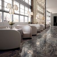 Dalles de grande taille en porcelaine pleine masse de haute qualité, 100% fabrication italienne, finition naturelle brillante, effet marbre, design graphique pour la pièce