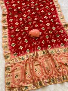 ผ้าไหมโดลาแบบดั้งเดิมสำหรับผู้หญิง พร้อมขอบทออย่างประณีต ลายปักดิ้นทองสวยงาม ดีไซน์ลายสวาสติก ผลิตในอินเดีย - Product Image 6