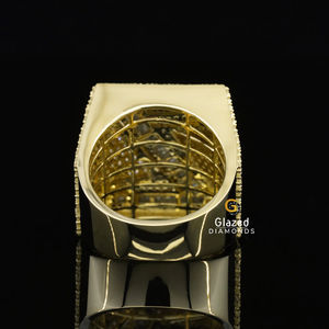 Rehaussez votre style avec une bague pour homme entièrement cloutée en diamants ronds de laboratoire taille brillant et baguette en argent sterling 925 - Product Image 4