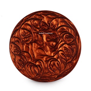 Plateau rond en résine à motif de tourbillon brun fabriqué à la main avec plat polyvalent décoratif à bord festonné pour la maison et la table - Product Image 4