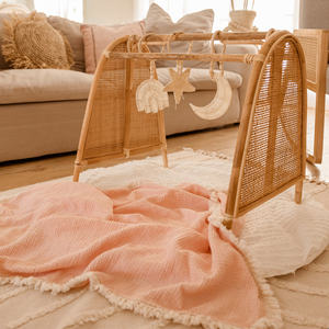 Gymnase de jeu en rotin d'intérieur pour bébé avec jouets suspendus inclus 100% gymnases d'activité écologiques naturels - Product Image 4