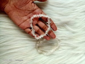 Bracelet extensible en éclats de quartz naturel transparent, perles de pierre de cristal, bijoux de guérison en pierres précieuses pour hommes et femmes - Product Image 3