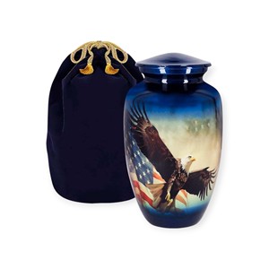 Urne funéraire bleue avec motif drapeau d'aigle, finition brillante et sac en velours pour cendres d'adultes - Product Image 1