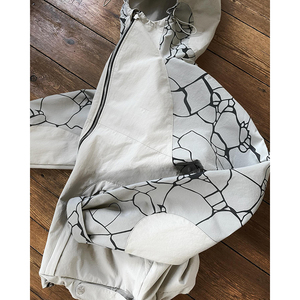 Chaqueta cortavientos con cremallera a prueba de agua, chaqueta deportiva con manga estampada y puños ajustables de nailon y poliéster para hombre - Product Image 1